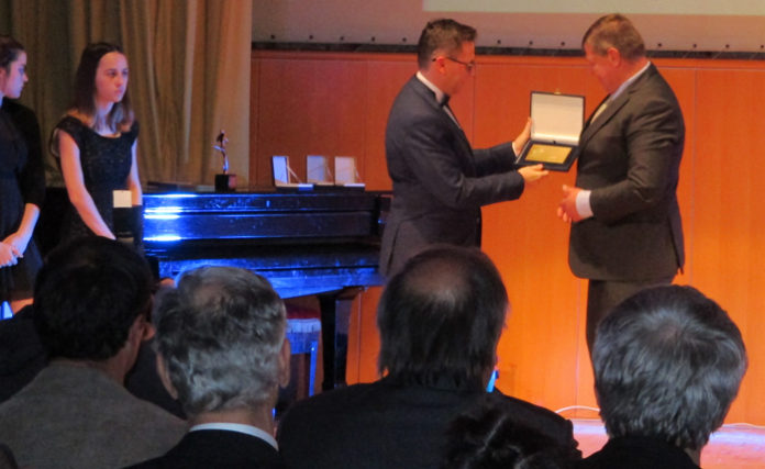 Papež-Zlata plaketa AZS iz rok predsednika Romana Dobnikarja