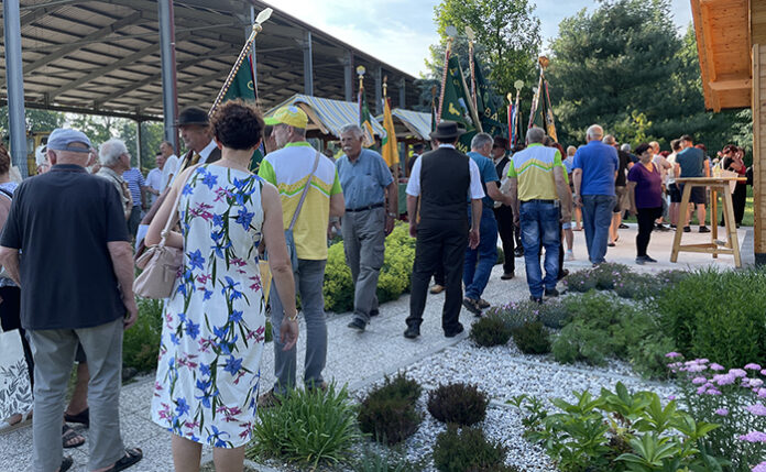 V CČN Domžale-Kamnik slovesno odprli čebelnjak-4