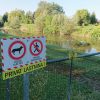Zakaj občina dopušča, da zasebni lastniki zemljišča ob sotočju Kamniške Bistrice in Rače zemljišče ogradijo in sprehajalcem onemogočijo prehod do desnega brega Rače?
