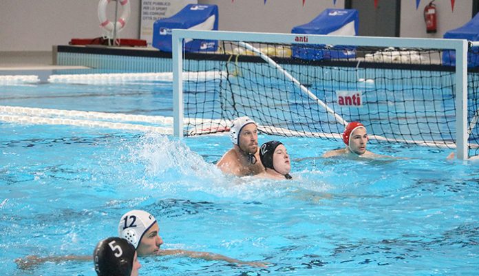 Calcit Waterpolo si je z remijem močno priprl vrata za vstop v finale