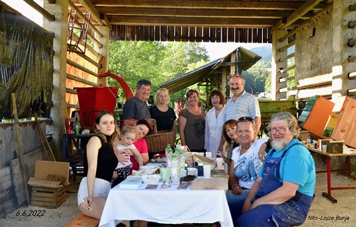 Likovno društvo Mengeš_Pri čebelarju-2022 (1)