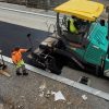 Pred Božičem dobiva prvi odsek Slovenske ceste v Mengšu grobi asfalt
