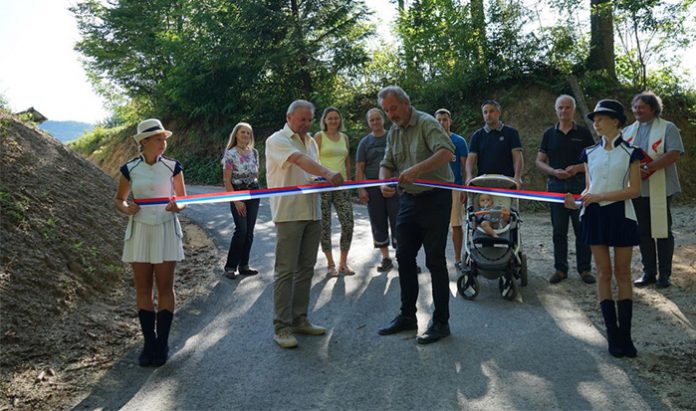 V Moravčah odprli novo asfaltirano cesto proti Vojnemu dolu