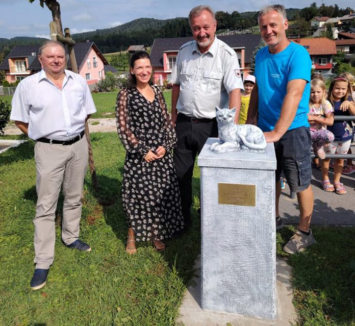 Župan Občine Moravče odkril spominsko obeležje moravškemu mačku