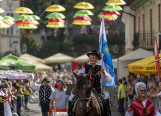 Tridnevni festival kamniških noš dosegel vrhunec s slavnostno povorko