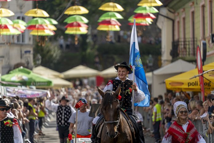 Tridnevni festival kamniških noš dosegel vrhunec s slavnostno povorko