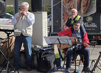 Martinovanje na domžalski tržnici v znamenju vina, dobre volje in glasbe