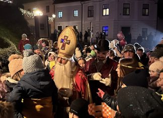 Kamnik pozdravil prihod prvega dobrega moža – Miklavža