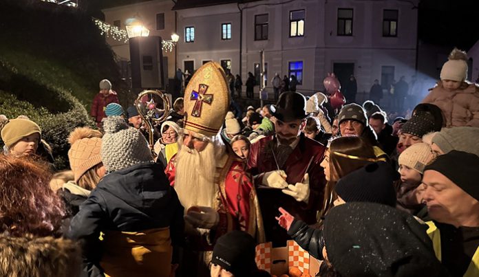 Kamnik pozdravil prihod prvega dobrega moža – Miklavža