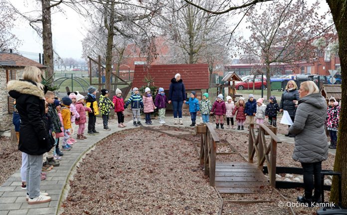 Nova panelna ograja za večjo varnost in lepši videz igrišča vrtca Pestrna