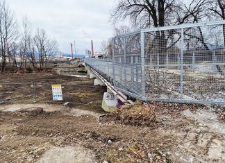 Popolna zapora dela kolesarske in peš poti ob Kamniški Bistrici zaradi rušenja železniškega mostu