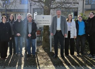 Župan in večji del Občinske uprave so se v skladu z vsakoletno tradicijo fotografirali v parku pred sedežem Občine Moravče