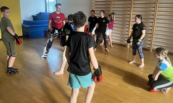 Vrhunski kickbokser Tilen Zajc navdušil najmlajše v Klubu borilnih veščin Domžale (5)