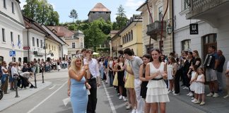 Četvorka maturantov oživila kamniški Glavni trg