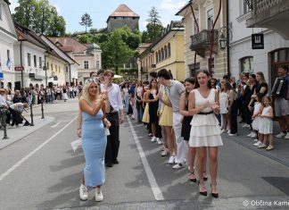 Četvorka maturantov oživila kamniški Glavni trg