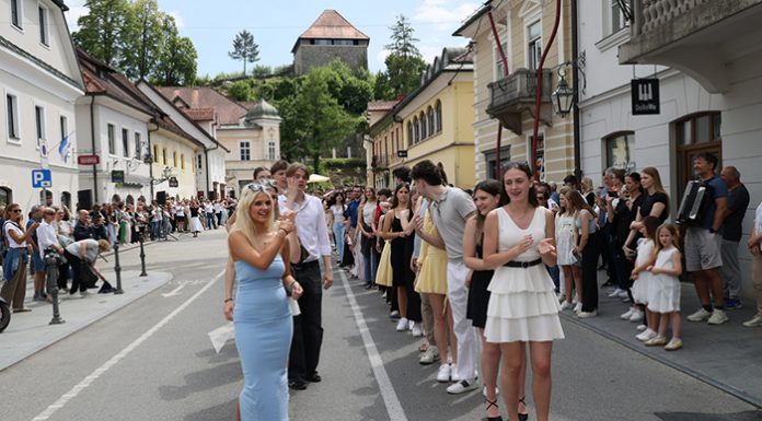 Četvorka maturantov oživila kamniški Glavni trg