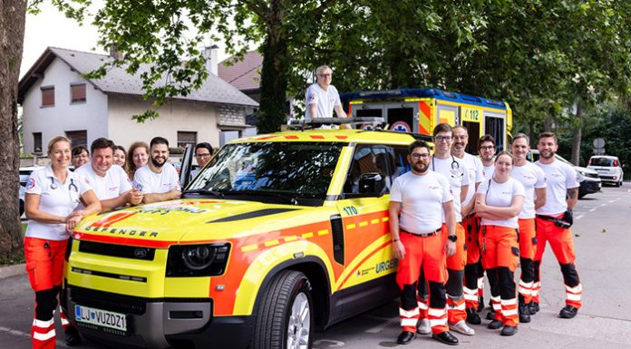 Uradni prevzem specialnega vozila urgentnega zdravnika v Zdravstvenem domu Domžale