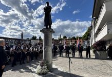 Replika kipa Usnjarja – talca po 28 letih ponovno dobila svoje mesto v Kamniku