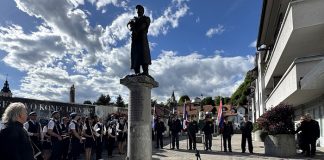 Replika kipa Usnjarja – talca po 28 letih ponovno dobila svoje mesto v Kamniku
