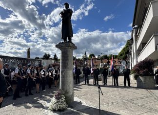 Replika kipa Usnjarja – talca po 28 letih ponovno dobila svoje mesto v Kamniku