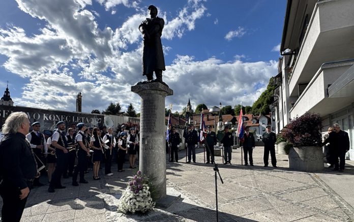 Replika kipa Usnjarja – talca po 28 letih ponovno dobila svoje mesto v Kamniku