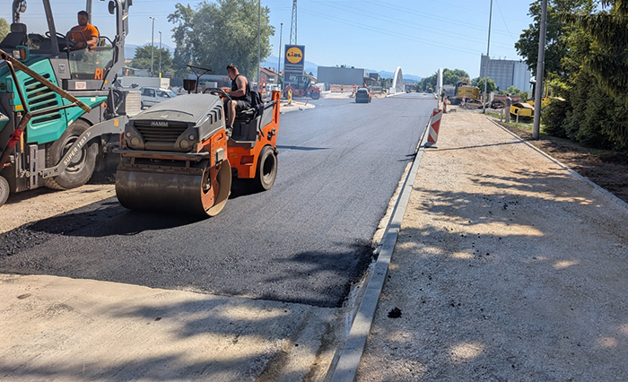 Asfaltiranje ceste čez most na Kamniški Bistrici na Viru (fotoreportaža)