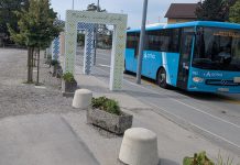 Ali tunel sreče res lahko skrije bedo makadamskega parkirišča?