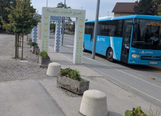 Ali tunel sreče res lahko skrije bedo makadamskega parkirišča?