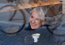 Alenka Godec predstavlja poklon legendarni pesmi »Brez besed«