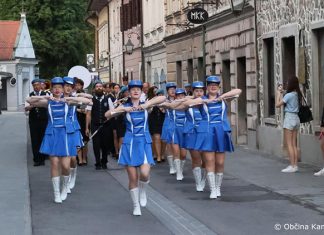Mestna godba Kamnik z gosti očarala obiskovalce Poletja v Kamniku