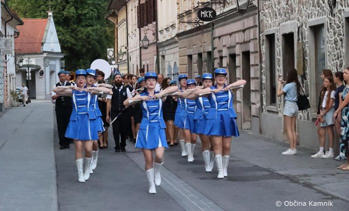 Mestna godba Kamnik z gosti očarala obiskovalce Poletja v Kamniku-1