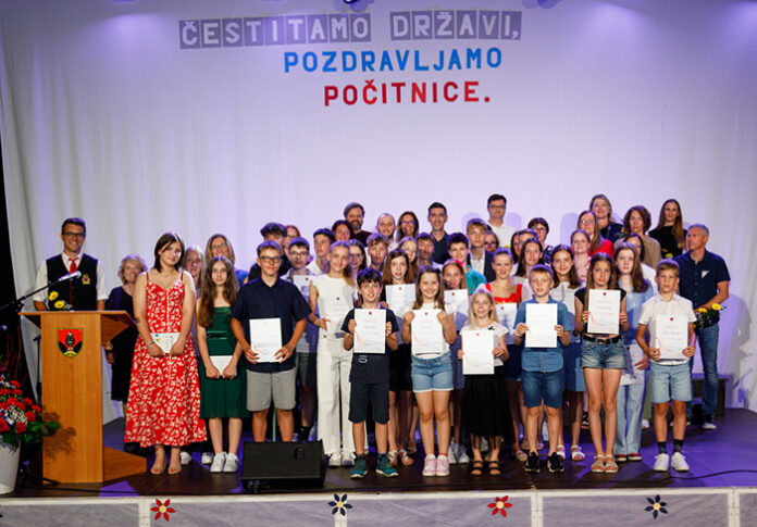 Učenci OŠ JK Brdo_skupinska fotografija