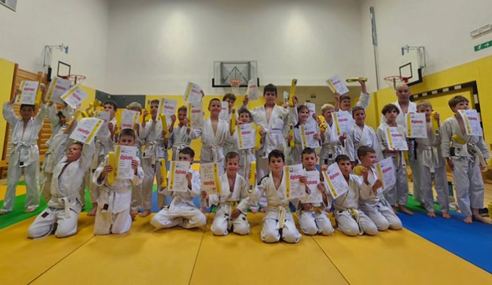 Več kot 130 mladih judoistov uspešno opravilo izpite za višje pasove (1)