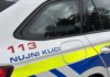 Objestna vožnja mladostnikov na območju Domžal: trčenje v policista in odtujitev zaseženega motornega kolesa Policijska patrulja na nujni vožnji, ko se je zgodila objestna vožnja v Domžalah.