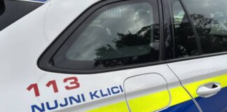 Policijska patrulja na nujni vožnji, ko se je zgodila objestna vožnja v Domžalah.