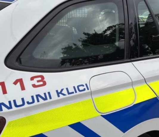 Preiskava v Moravčah: 53-letnik z orožjem ogrozil življenje nekdanje partnerke in umrl na kraju dogodka Policijska patrulja na nujni vožnji, ko se je zgodila objestna vožnja v Domžalah.