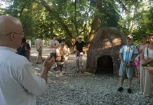 V Arboretumu Volčji Potok odprli edinstveno taktilno razstavo skulptur za slepe in slabovidne