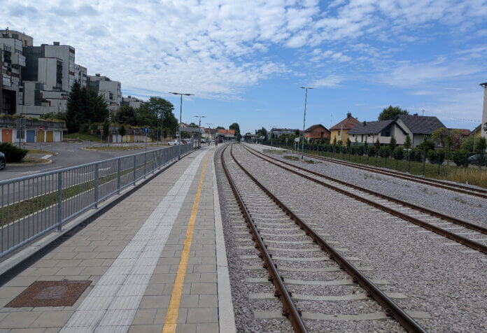 Železniška_postaja_velemestni_peron_6_7_2026 Parkirna mesta na železniški postaji Domžale in avtomobili na Rodici