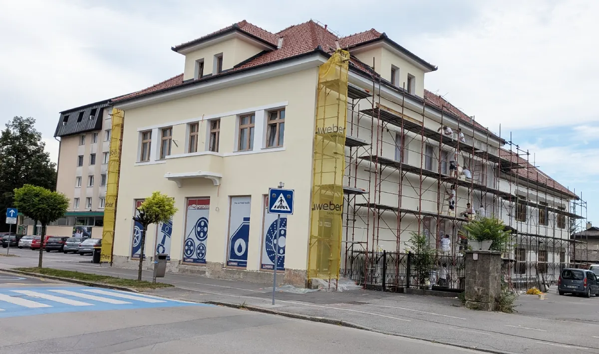 Prenova nekdanje trgovine Metalka v Domžalah z gradbenimi odri