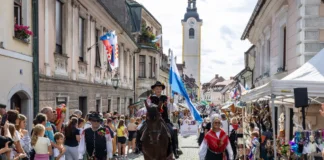 53. Dnevi narodnih noš in oblačilne dediščine: Kamnik ostaja prestolnica slovenske etnološke dediščine