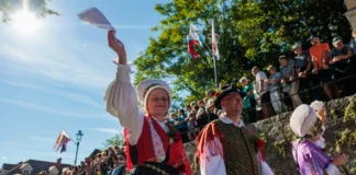 53. Dnevi narodnih noš sklenjeni z veliko povorko in več tisoč obiskovalci