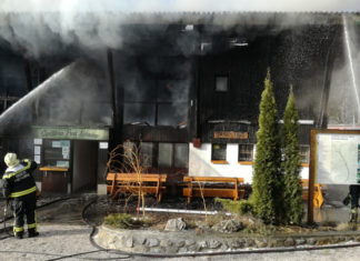 Požar popolnoma uničil gostilno Pod žičnico pri spodnji postaji nihalke na Veliko planino